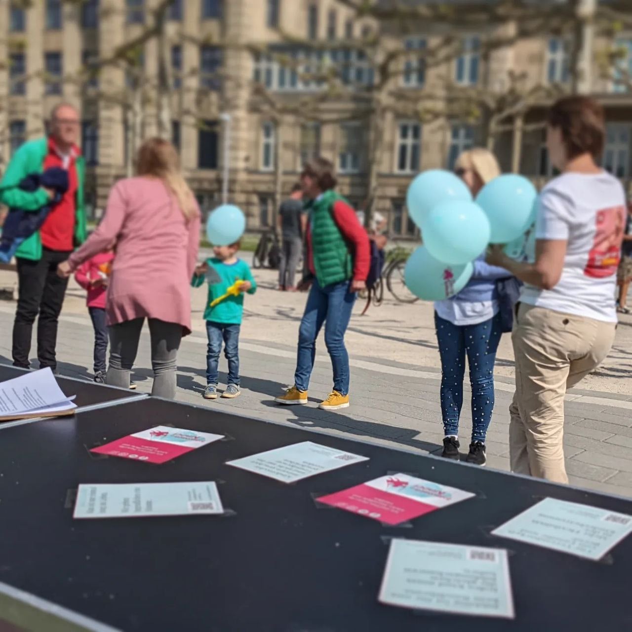 Wahlstand am Düsseldorfer Rheinufer 24. 04. 2022