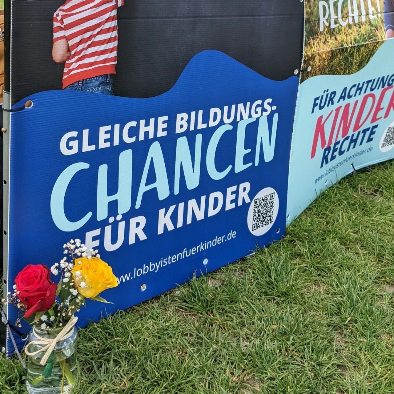 Wahlstand am Düsseldorfer Rheinufer 24.4.22