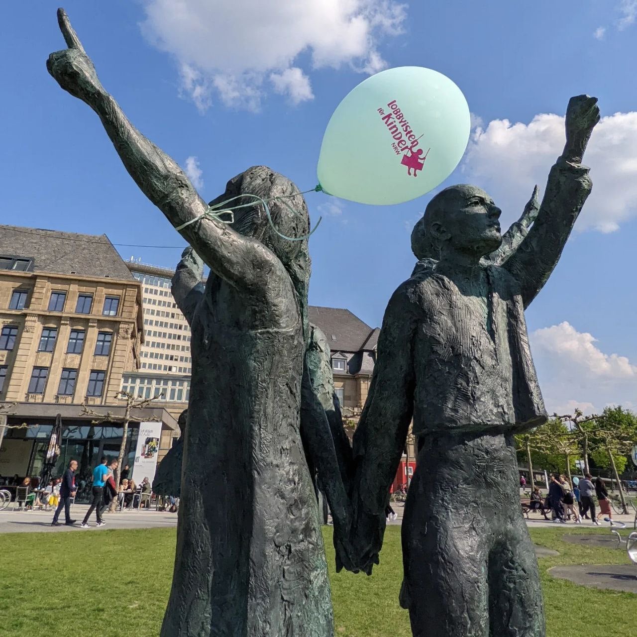 Wahlstand am Düsseldorfer Rheinufer 24. 04. 2022