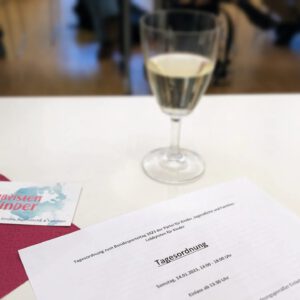 Bild mit Glas Sekt und der Tagesordnung