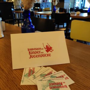 Stammtisch mit Visitenkarten von LfK