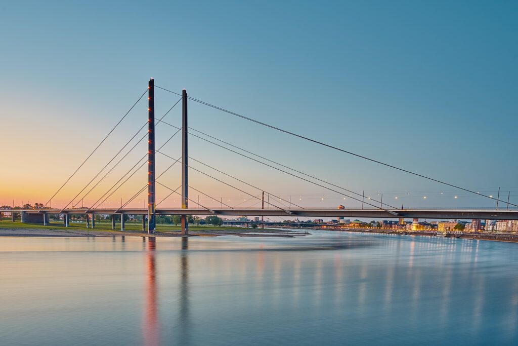 Brücke über den Rhein - Foto von Bastian Pudill auf Unsplash