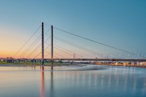 Brücke über den Rhein - Foto von Bastian Pudill auf Unsplash