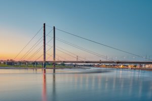 Brücke über den Rhein - Foto von Bastian Pudill auf Unsplash