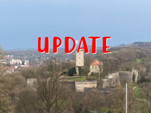Foto von oben auf Bielefeld. Zu sehen ist in der Mitte die Sparrenburg mit dem Schriftzug Update
