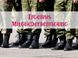 Es sind viele Beine zu sehen, gekleidet in Bundeswehrbekleidung.