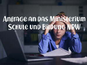 frustierte schülerin sitzt vor ihrem laptop