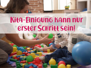 Titel: Kita-Einigung kann nur der erste Schritt sein. Im Hintergrund spielt eine Erzieherin mit Kindern.