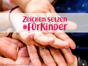 Zeichen setzen für Kinder. Im Hintergrund mehrere Hände von Klein nach Groß.